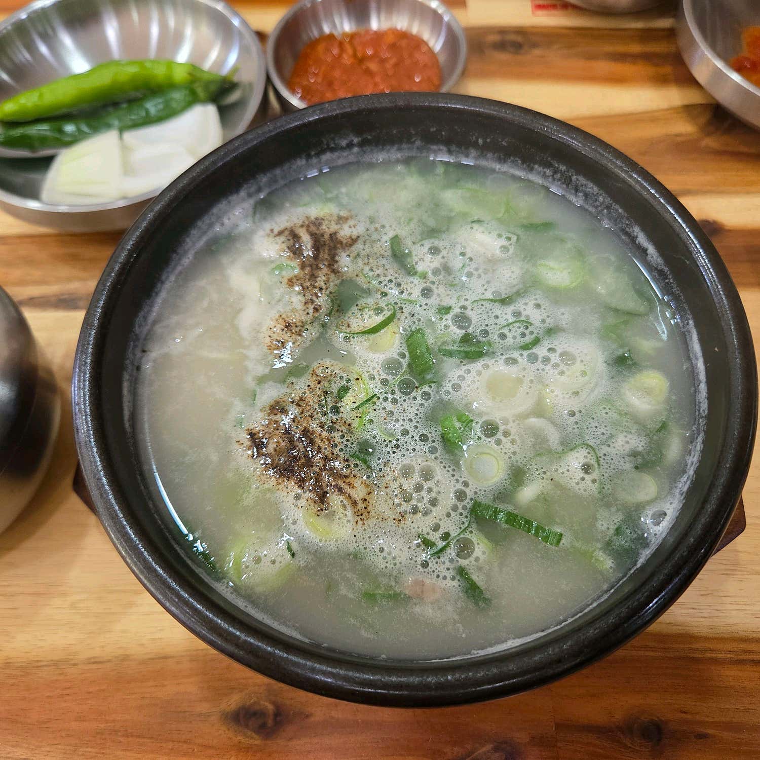 눈뉴냔냐85 님이 촬영한 뚝배기 곰탕과 반찬