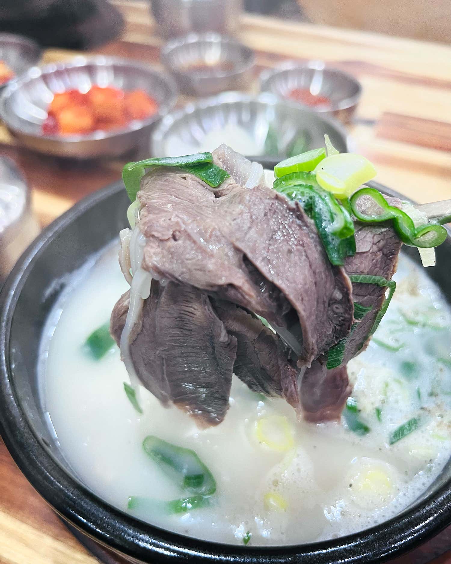 구구가가펭귄 님이 촬영한 고기와 대파를 듬뿍 올린 곰탕